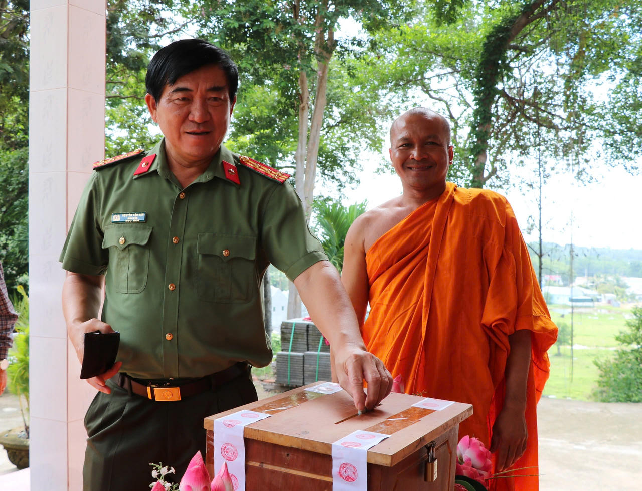 Công an Kiên Giang thăm, tặng quà dịp Lễ Sene Đôn Ta tại Hà Tiên