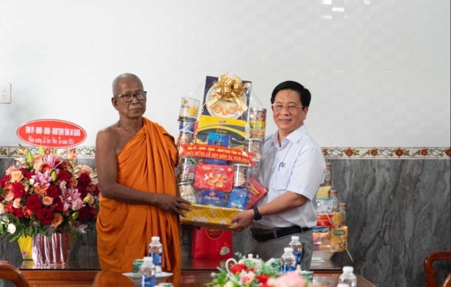 Chủ tịch tỉnh An Giang đến thăm và chúc mừng lễ Senc Dolta đồng bào Khmer tại huyện Tri Tôn