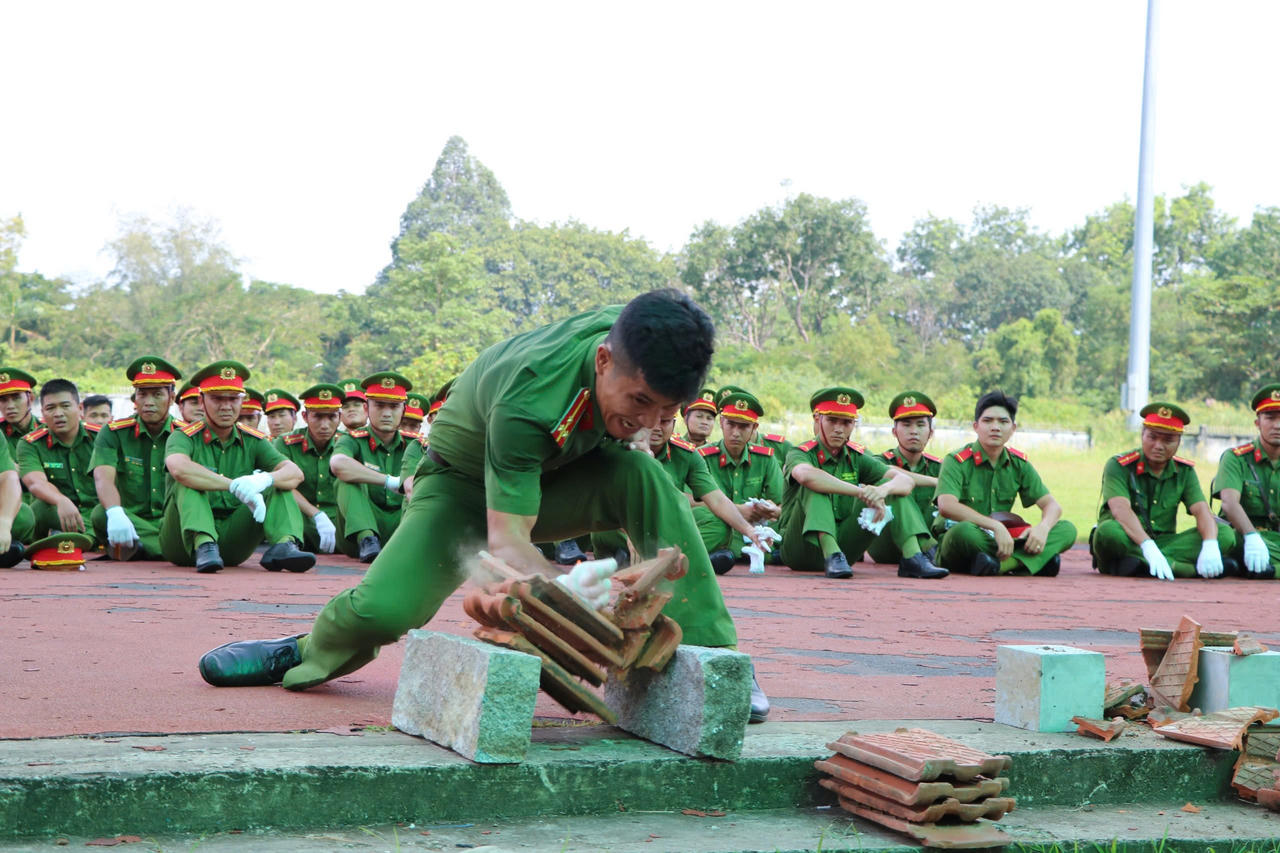 Hình ảnh Công an tỉnh Kiên Giang 'trổ tài' chuẩn bị thi Điều lệnh, quân sự, võ thuật 