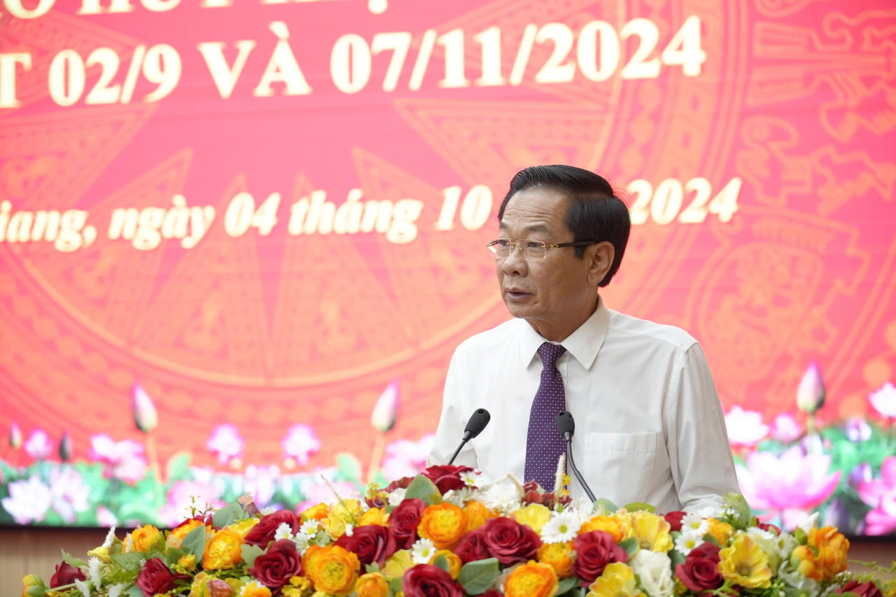 Ban Thường vụ Tỉnh ủy Kiên Giang trao Huy hiệu cho 13 đảng viên