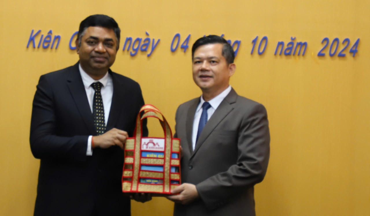 Tổng Lãnh sự quán Ấn Độ tại TP HCM chào xã giao tại tỉnh Kiên Giang