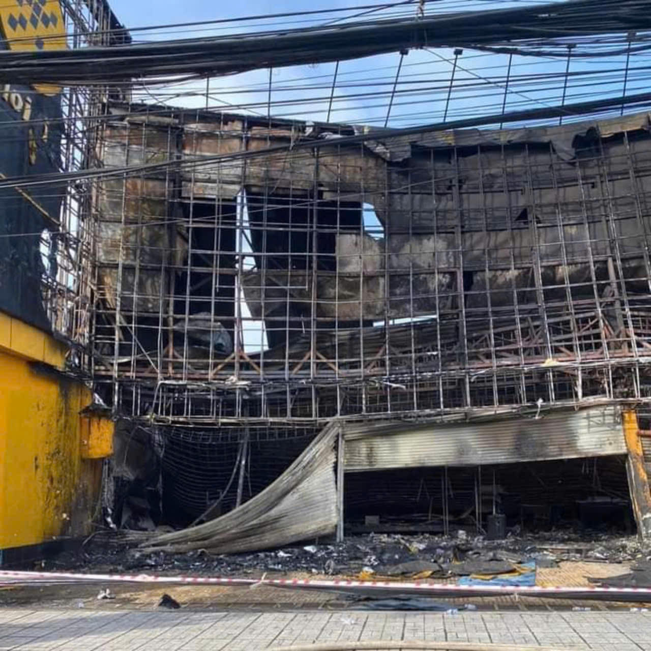 An Giang: Siêu thị điện máy bị lửa thiêu rụi lúc rạng sáng