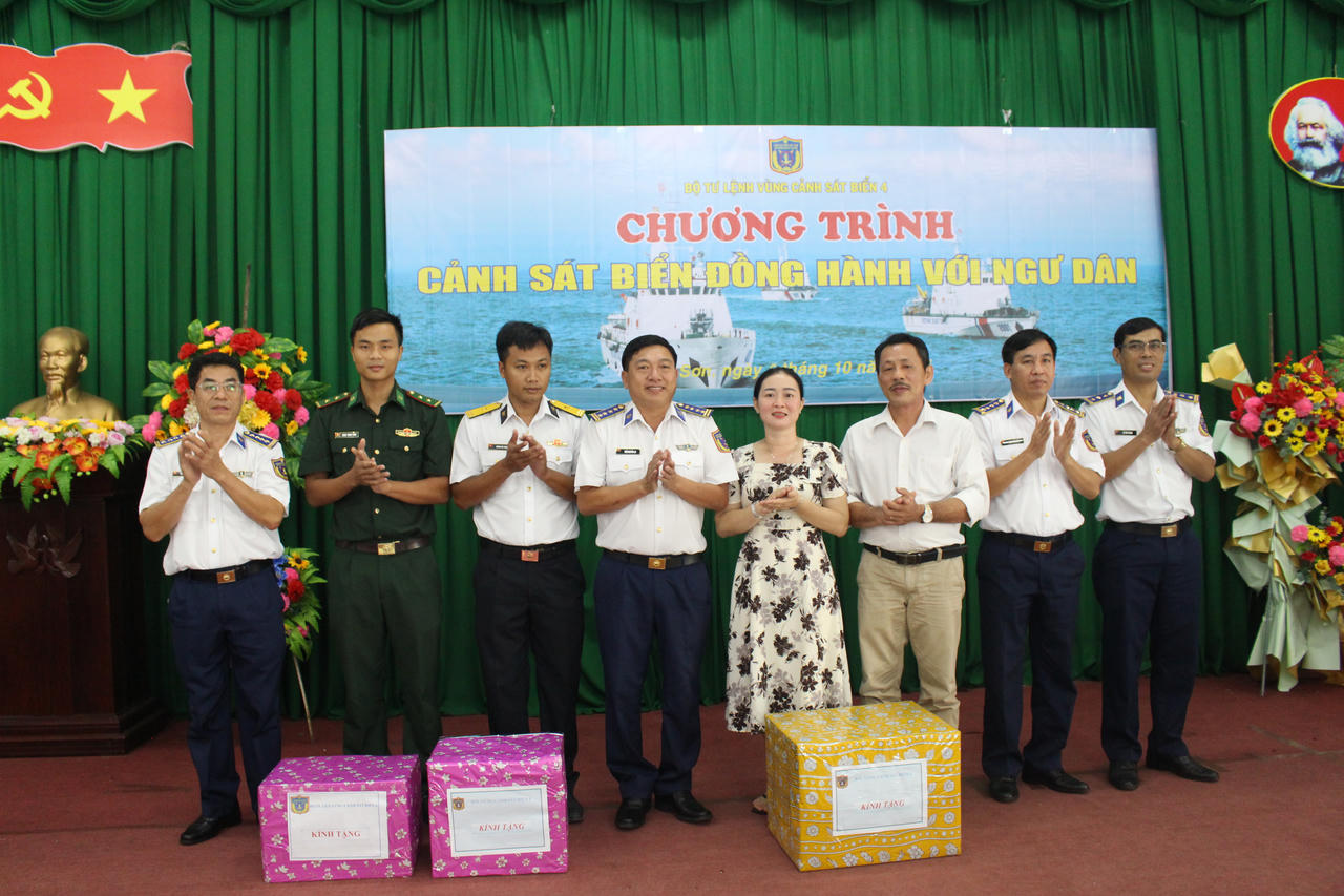 BTL Vùng Cảnh sát biển 4 đồng hành với ngư dân xã đảo An Sơn