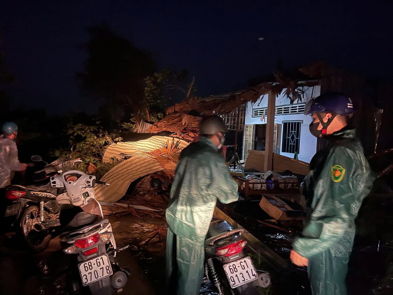 Huy động 70 cán bộ, chiến sĩ khắc phục hậu quả lốc xoáy tại huyện Giồng Riềng