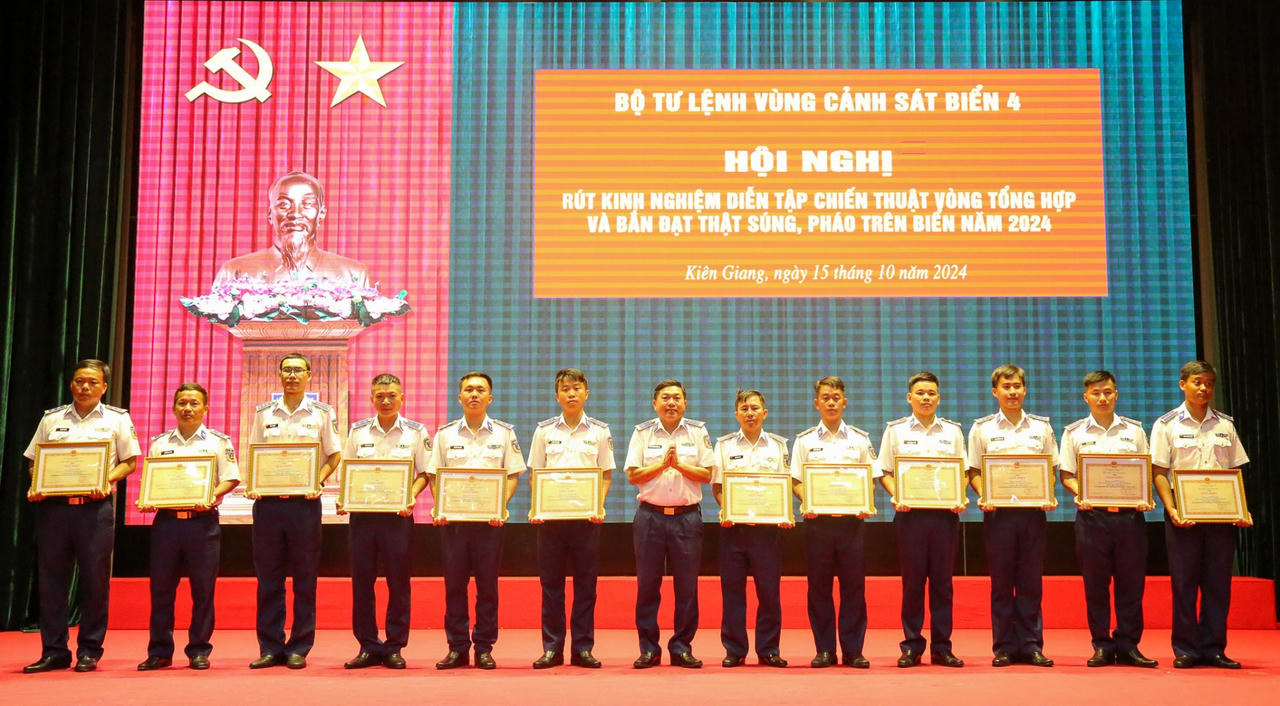 BTL Vùng Cảnh sát biển 4 diễn tập vòng tổng hợp và bắn đạn thật trên biển