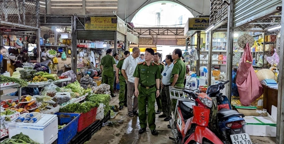 Kiểm tra công tác bảo đảm an toàn PCCC và cứu nạn cứu hộ tại chợ Long Xuyên