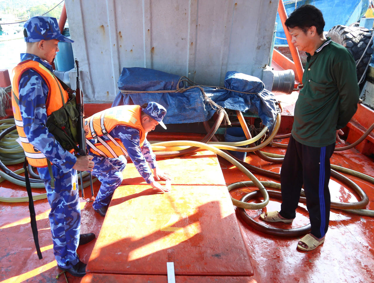 BTL Vùng Cảnh sát biển 4 bắt giữ tàu vận chuyển khoảng 60.000 lít dầu DO không rõ nguồn gốc