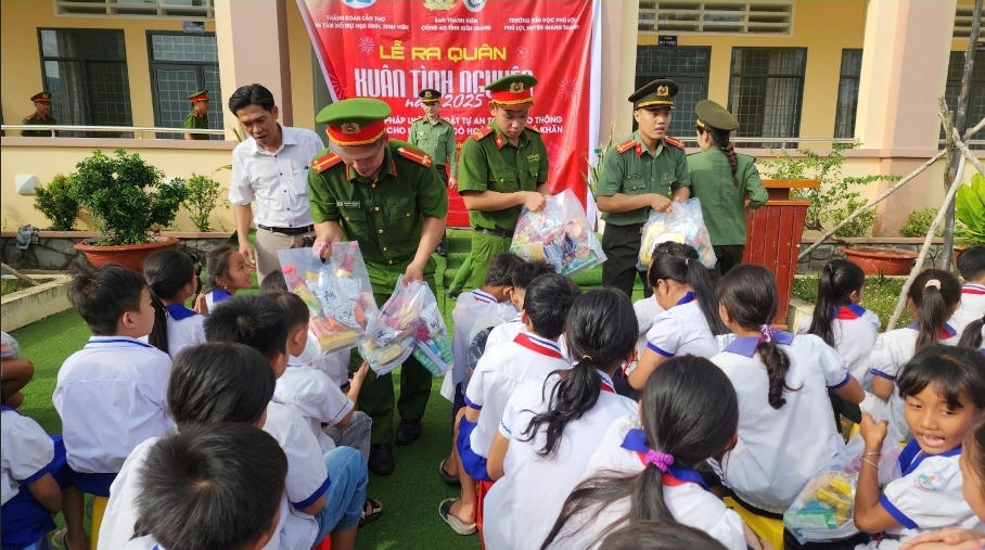 Tuổi trẻ Công an tỉnh Kiên Giang ra quân Chương trình Xuân tình nguyện