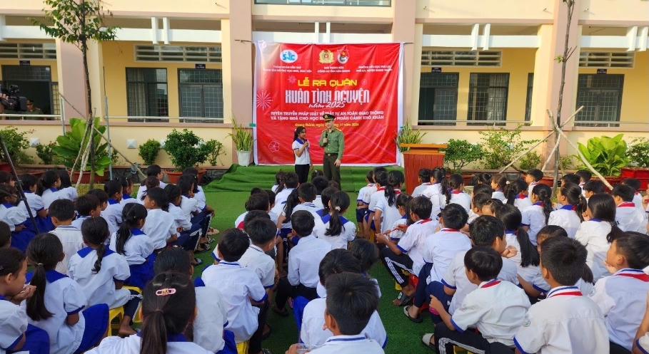 Tuổi trẻ Công an tỉnh Kiên Giang ra quân Chương trình Xuân tình nguyện