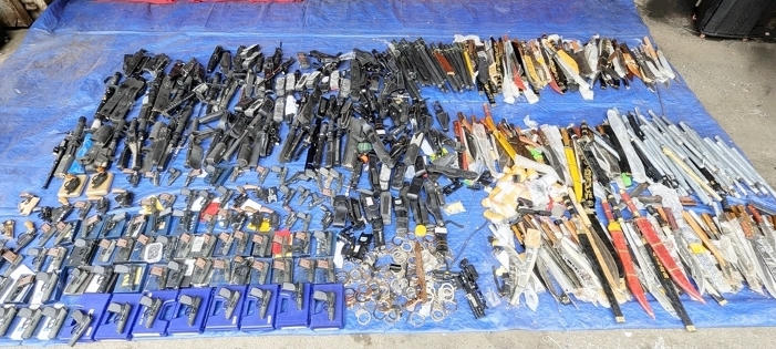 Công an An Giang tiêu hủy số lượng lớn công cụ hỗ trợ và vũ khí thô sơ