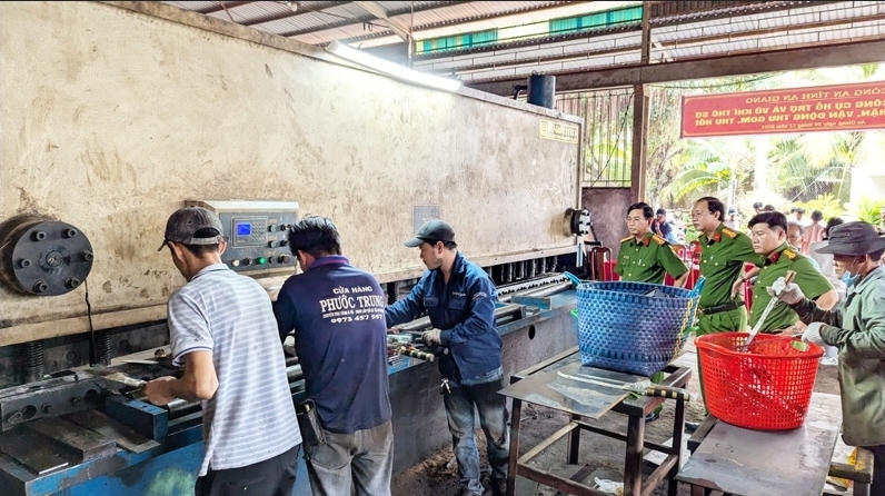 Công an An Giang tiêu hủy số lượng lớn công cụ hỗ trợ và vũ khí thô sơ
