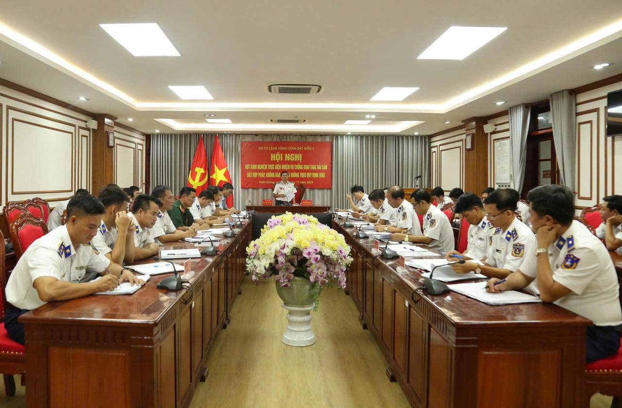 BTL Vùng Cảnh sát biển 4 tổ chức Hội nghị rút kinh nghiệm chống khai thác hải sản bất hợp pháp, không báo cáo và không theo quy định