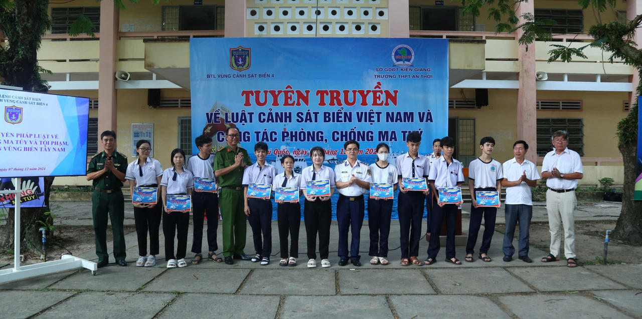 BTL Vùng Cảnh sát biển 4 tuyên truyền, phổ biến, giáo dục pháp luật cho học sinh