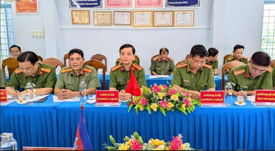 Trao đổi thông tin về tội phạm xuyên quốc gia giữa Văn phòng BLO tỉnh An Giang và tỉnh TàKeo, Campuchia