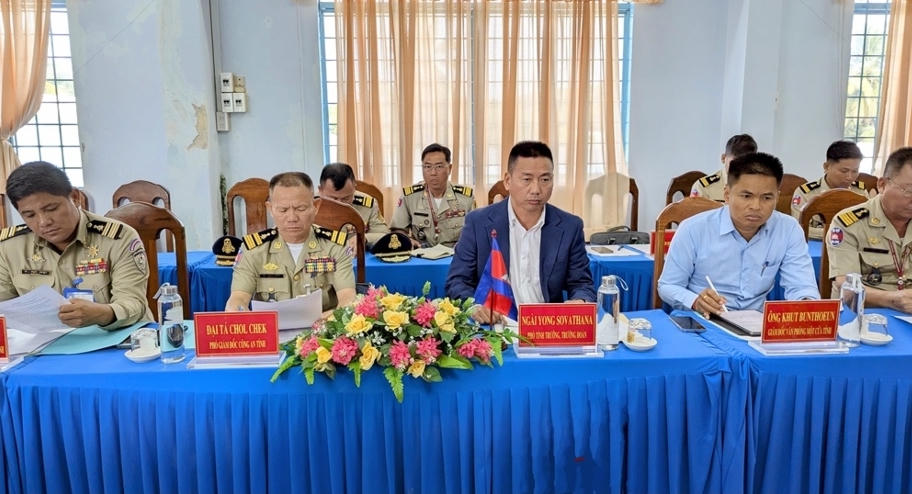 Trao đổi thông tin về tội phạm xuyên quốc gia giữa Văn phòng BLO tỉnh An Giang và tỉnh TàKeo, Campuchia