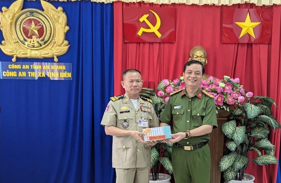 Trao đổi thông tin về tội phạm xuyên quốc gia giữa Văn phòng BLO tỉnh An Giang và tỉnh TàKeo, Campuchia