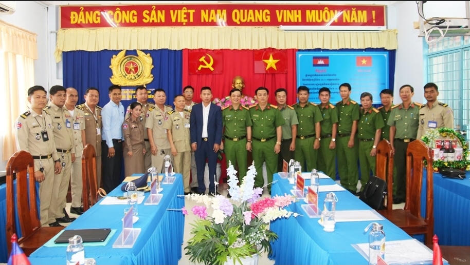 Trao đổi thông tin về tội phạm xuyên quốc gia giữa Văn phòng BLO tỉnh An Giang và tỉnh TàKeo, Campuchia
