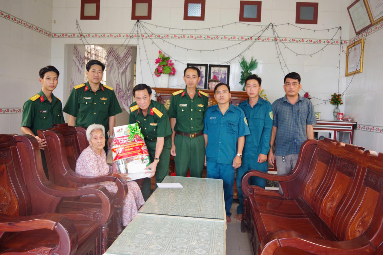 Bộ CHQS tỉnh Kiên Giang trao nhà đại đoàn kết và tặng quà gia đình chính sách 