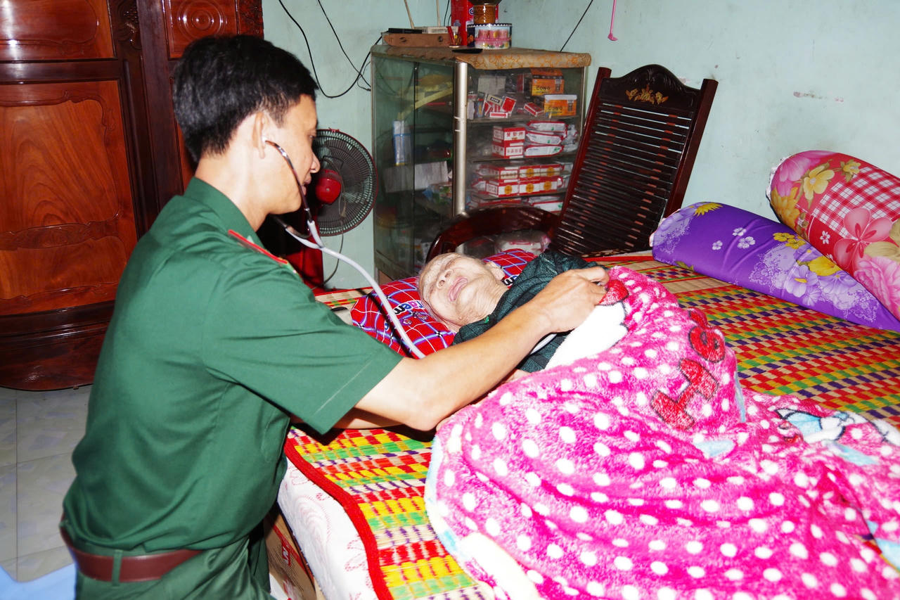 Bộ đội Biên phòng tỉnh An Giang thăm, tặng quà Mẹ Việt Nam anh hùng