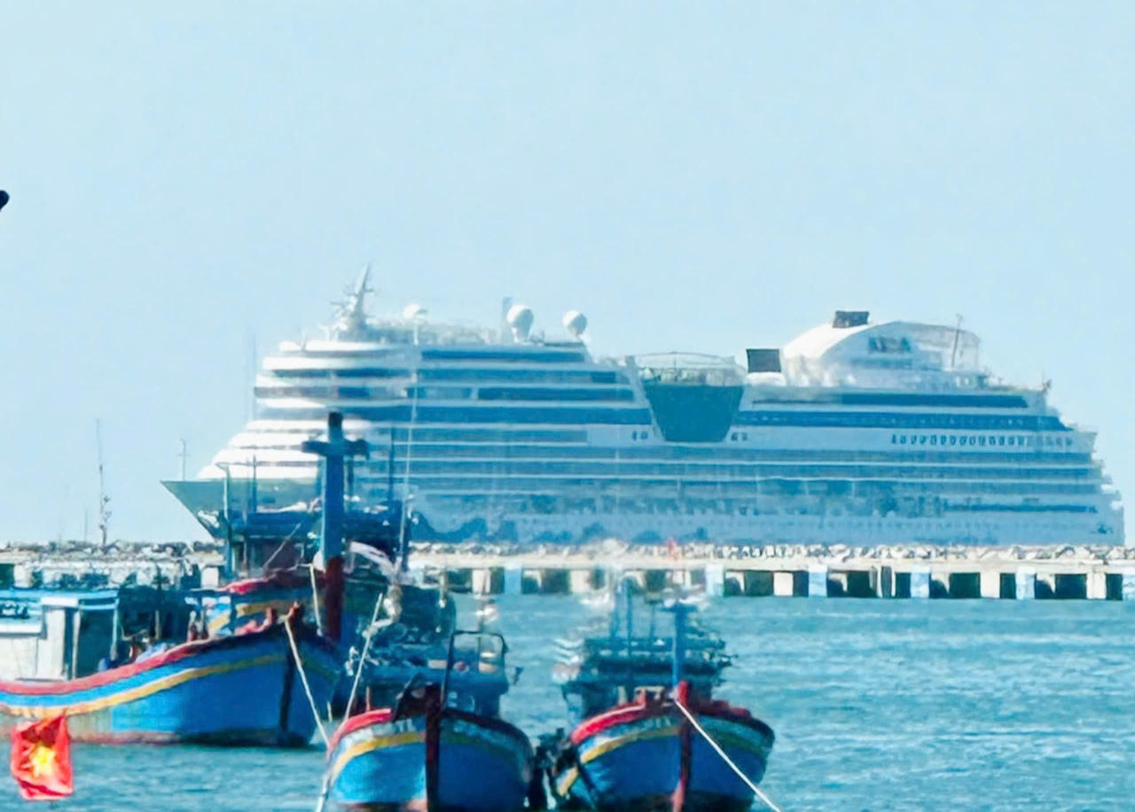 Tàu du thuyền chở hơn 2 nghìn khách quốc tế đến tham quan tại Phú Quốc