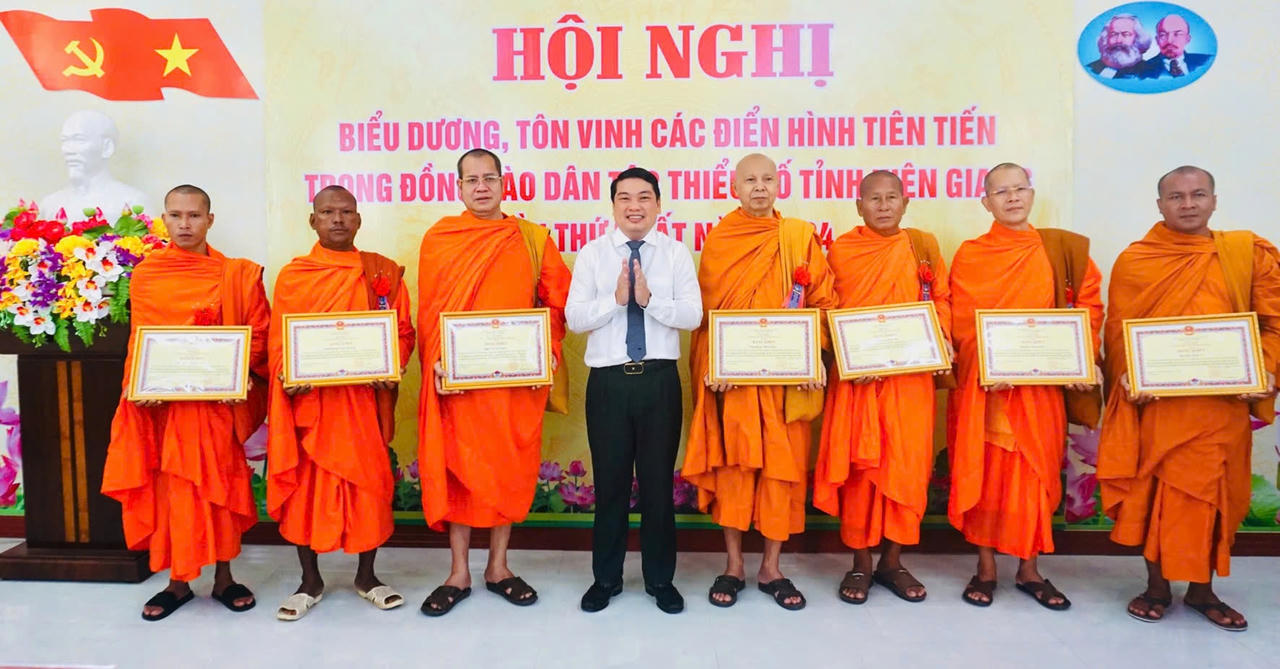  Biểu dương, tôn vinh điển hình tiên tiến là Người có uy tín trong đồng bào dân tộc thiểu số 