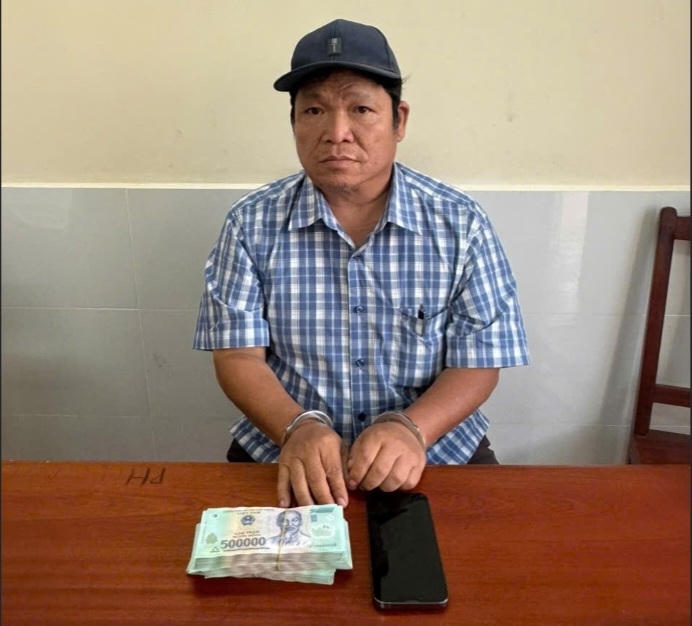 Bắt quả tang đối tượng lừa 150 triệu đồng bằng chiêu trò 'chạy công an' để 'thả' xe vi phạm