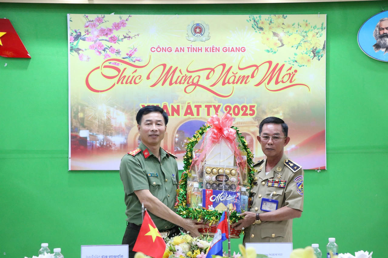 Công an tỉnh Kampot (Campuchia) thăm, chúc Tết Công an tỉnh Kiên Giang
