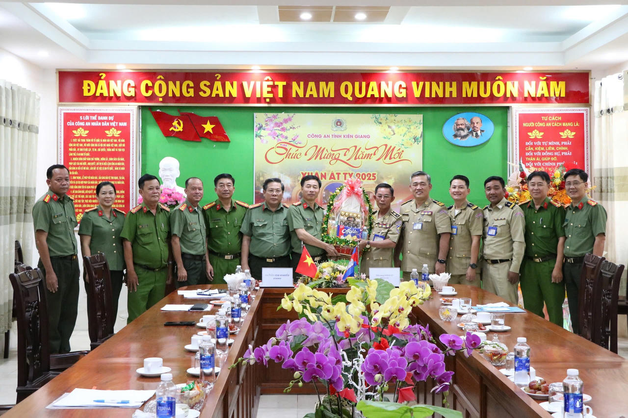 Công an tỉnh Kampot (Campuchia) thăm, chúc Tết Công an tỉnh Kiên Giang