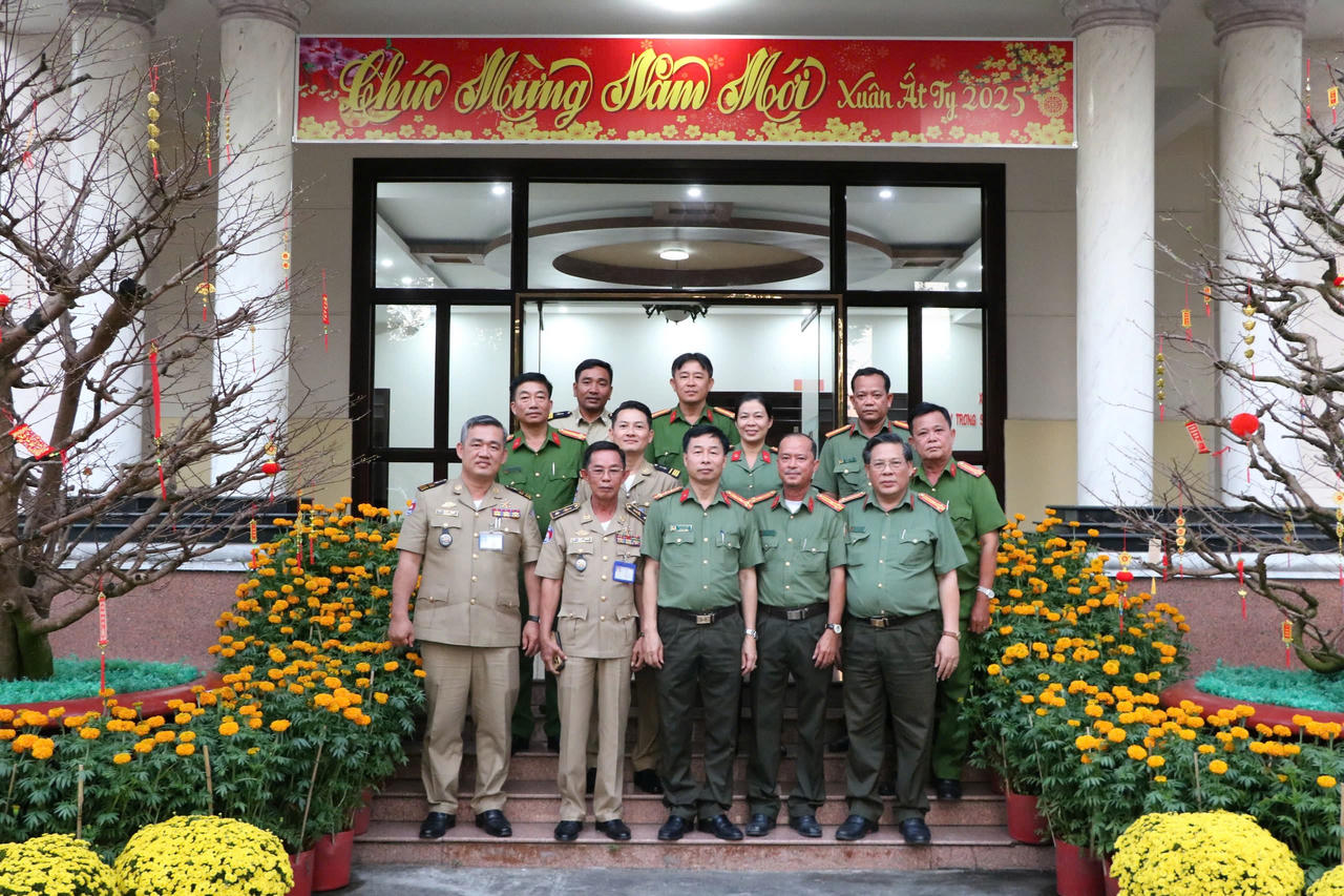 Công an tỉnh Kampot (Campuchia) thăm, chúc Tết Công an tỉnh Kiên Giang