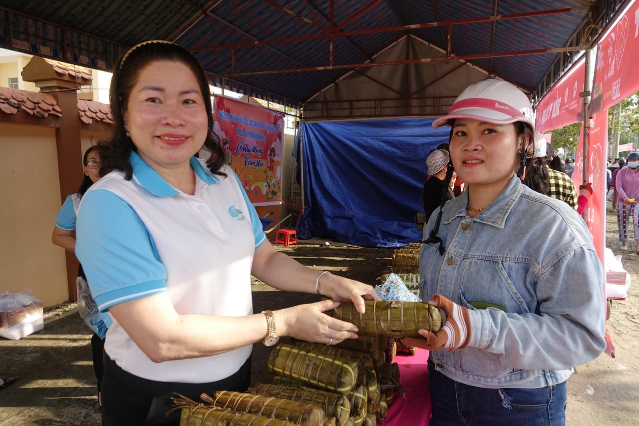 Kiên Giang: 1.500 phần quà Tết được trao cho người dân có hoàn cảnh khó khăn