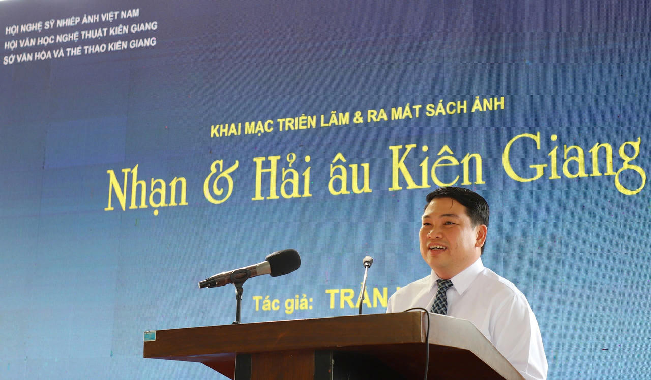 Khai mạc triển lãm “Nhạn và Hải âu Kiên Giang” của Anh hùng lao động Trần Lam