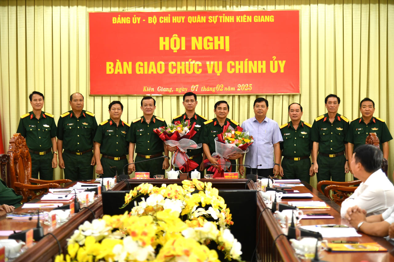 Bàn giao chức vụ Chính ủy Bộ CHQS tỉnh Kiên Giang