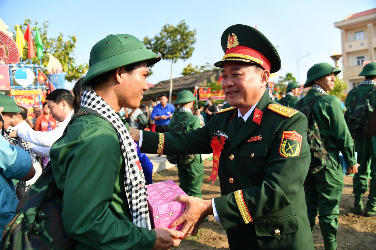 Thanh niên ưu tú toàn quốc phấn khởi lên đường nhập ngũ