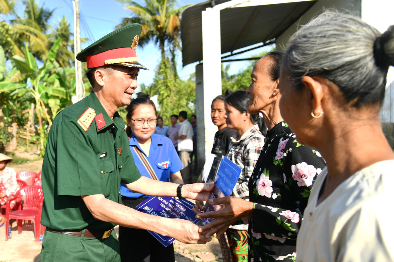 Khởi công xây dựng công trình xóa nhà tạm, nhà dột nát