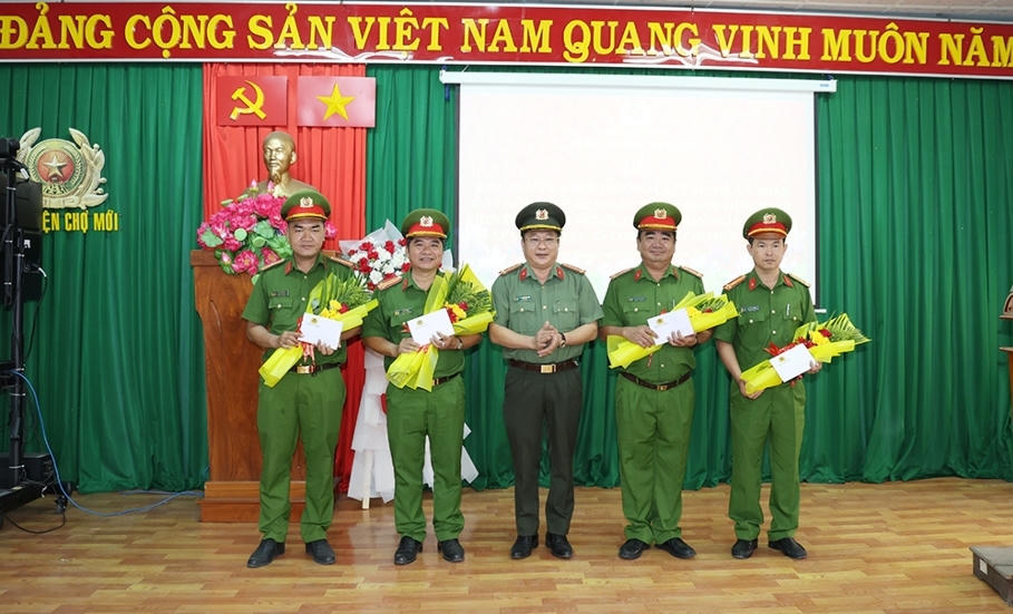 Thưởng nóng các tập thể điều tra, khám phá nhanh vụ “Giết người, cướp tài sản” tại huyện Chợ Mới