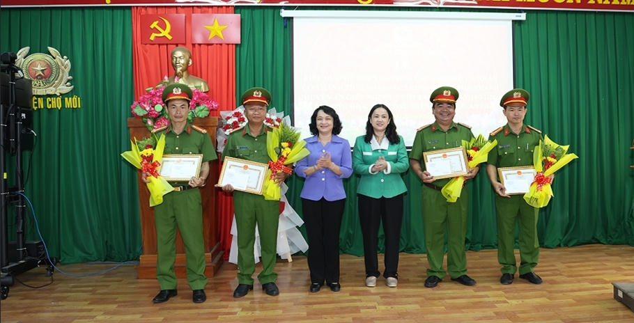 Thưởng nóng các tập thể điều tra, khám phá nhanh vụ “Giết người, cướp tài sản” tại huyện Chợ Mới