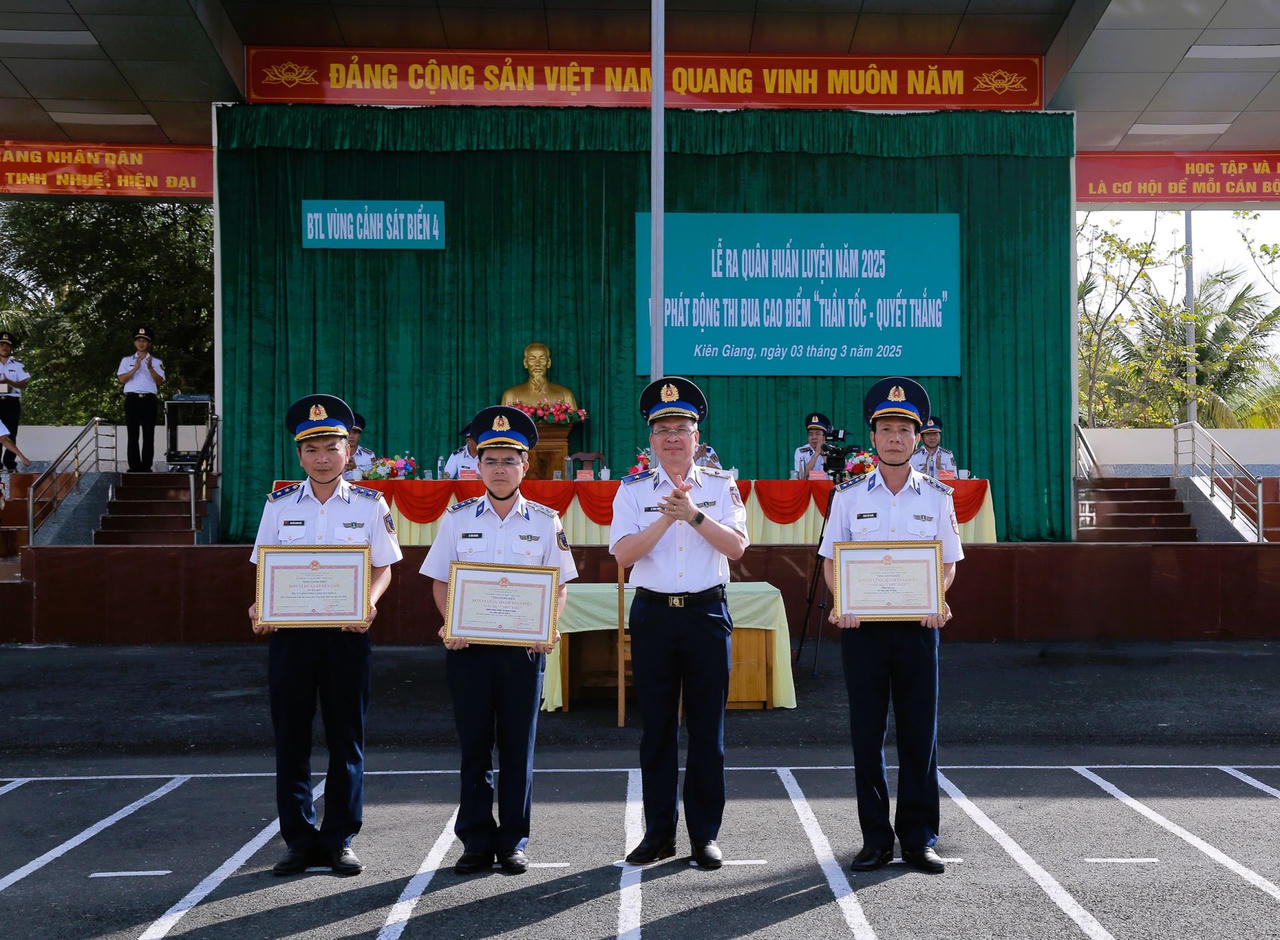 Bộ Tư lệnh Vùng Cảnh sát biển 4 tổ chức Lễ ra quân huấn luyện năm 2025