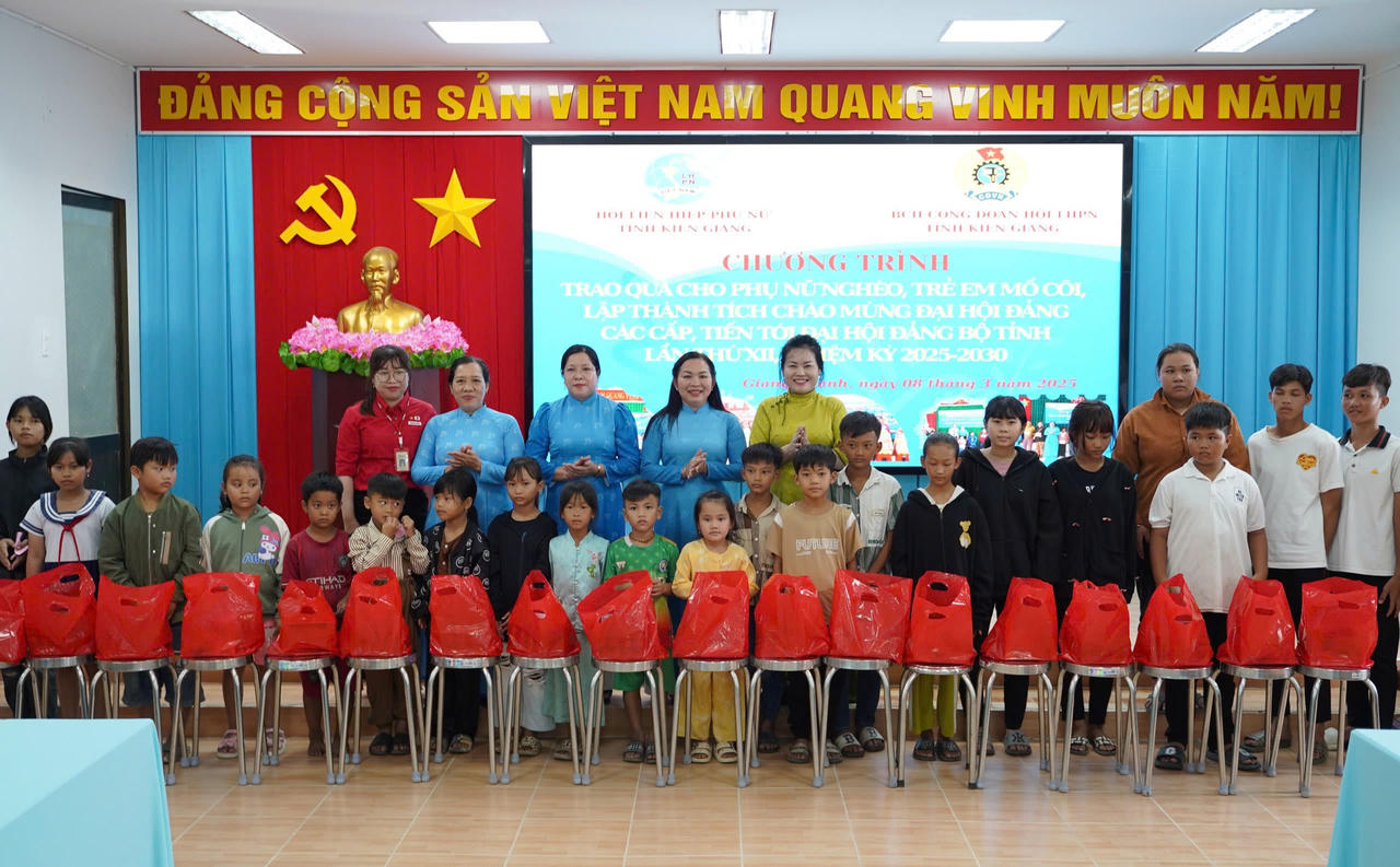 Hội LHPN Kiên Giang 'về nguồn', tặng quà phụ nữ và trẻ em có hoàn cảnh khó khăn