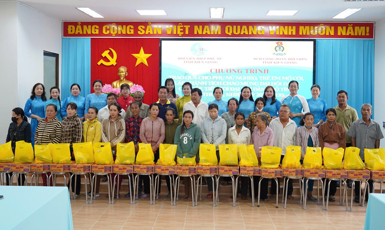 Hội LHPN Kiên Giang 'về nguồn', tặng quà phụ nữ và trẻ em có hoàn cảnh khó khăn