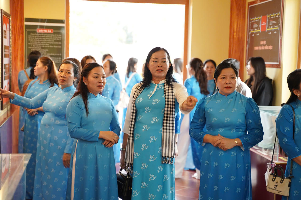 Hội LHPN Kiên Giang 'về nguồn', tặng quà phụ nữ và trẻ em có hoàn cảnh khó khăn