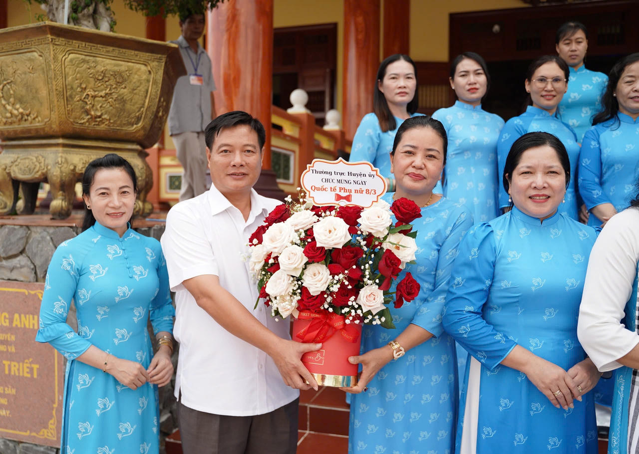 Hội LHPN Kiên Giang 'về nguồn', tặng quà phụ nữ và trẻ em có hoàn cảnh khó khăn