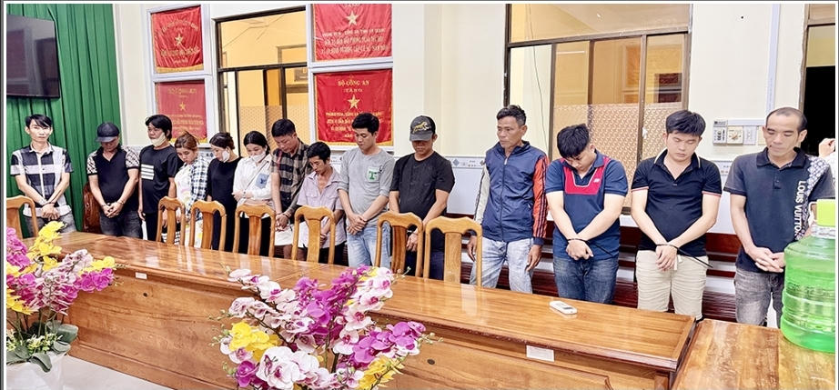 Mật phục phá sòng tài xỉu lớn trong khu dân cư ở An Giang 