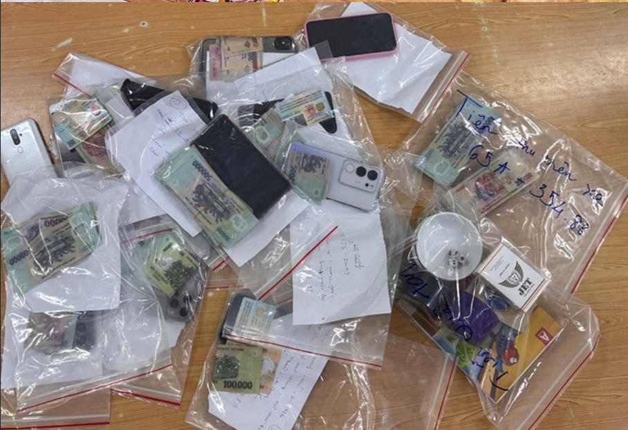 Mật phục phá sòng tài xỉu lớn trong khu dân cư ở An Giang 