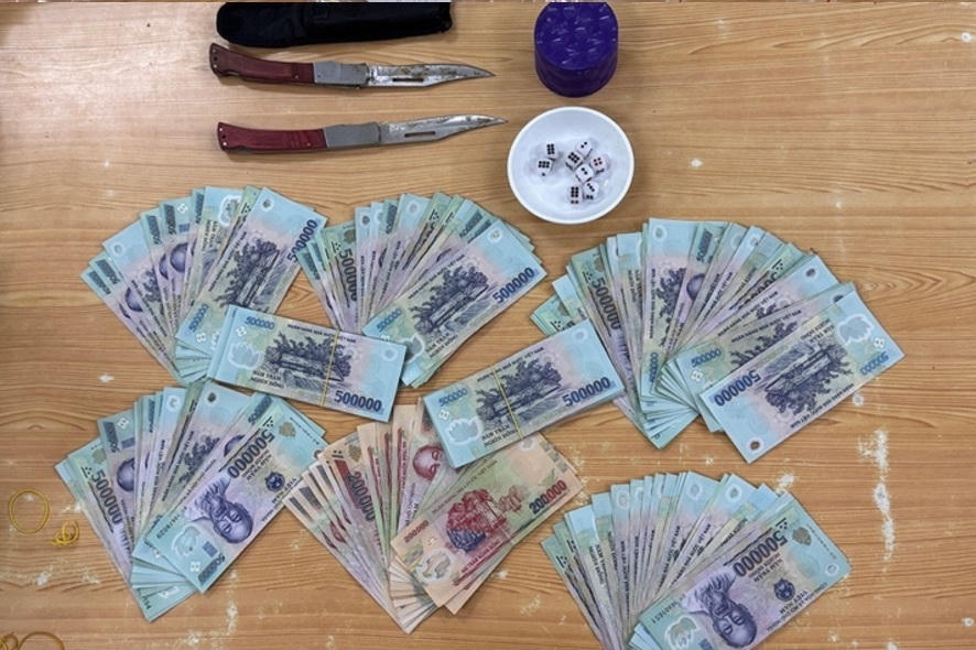 Mật phục phá sòng tài xỉu lớn trong khu dân cư ở An Giang 