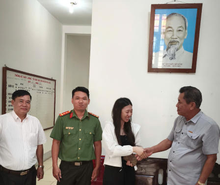 Trả lại tài sản, giấy tờ bị mất cho du khách nước ngoài