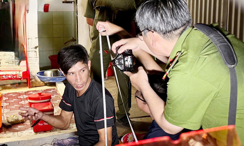 Tạm giữ đối tượng bạo hành con riêng của vợ 