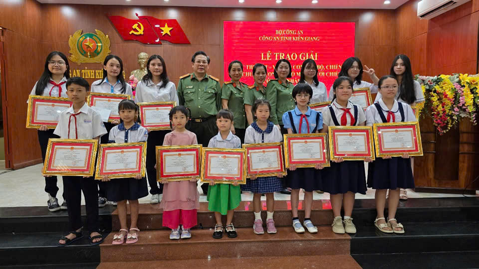 Trao giải cuộc thi viết - vẽ chủ đề “Con yêu bố mẹ - Người chiến sĩ Công an nhân dân”