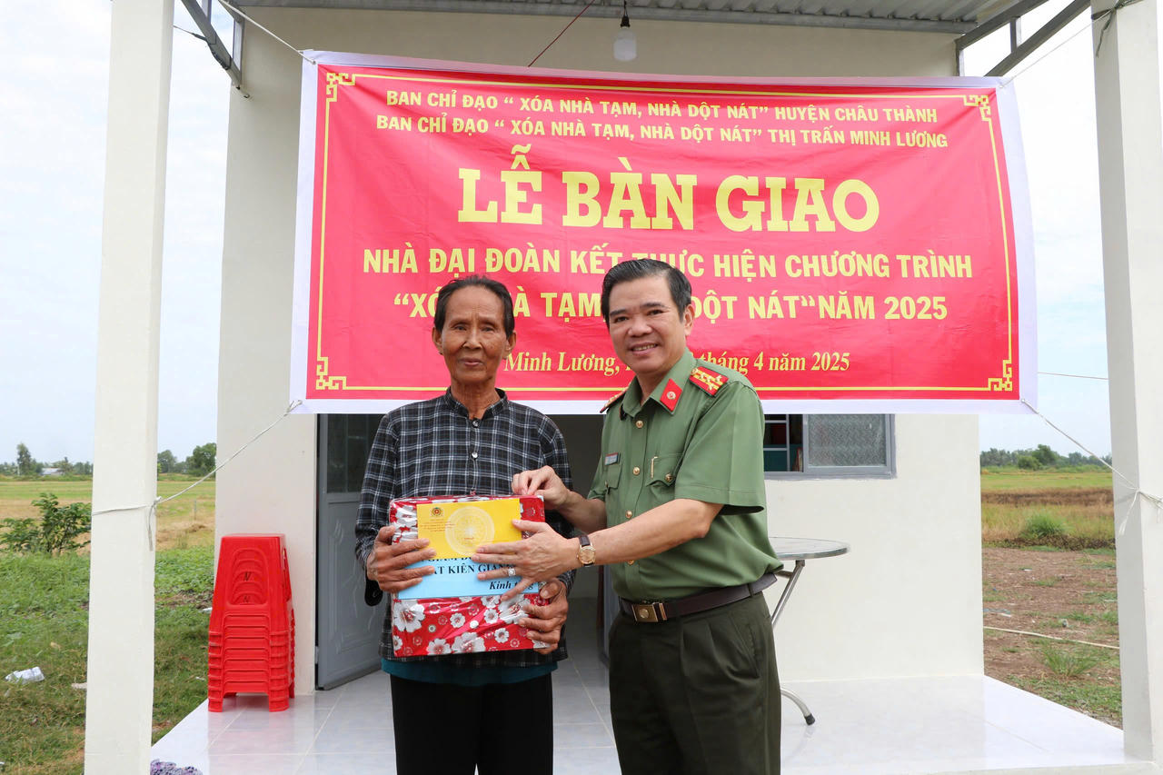 Kiên Giang: Bàn giao nhà đại đoàn kết cho 12 hộ gia đình nghèo, cận nghèo tại thị trấn Minh Lương