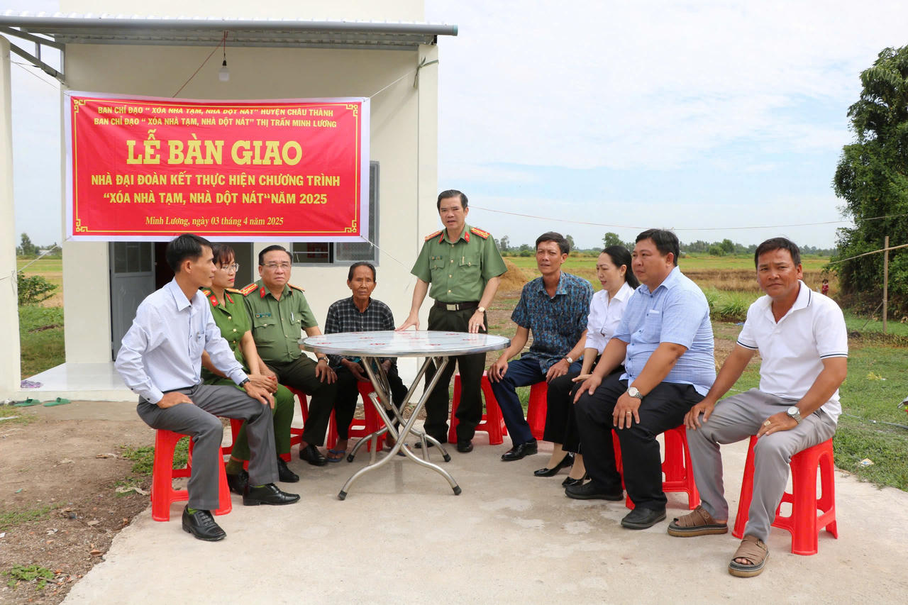 Kiên Giang: Bàn giao nhà đại đoàn kết cho 12 hộ gia đình nghèo, cận nghèo tại thị trấn Minh Lương