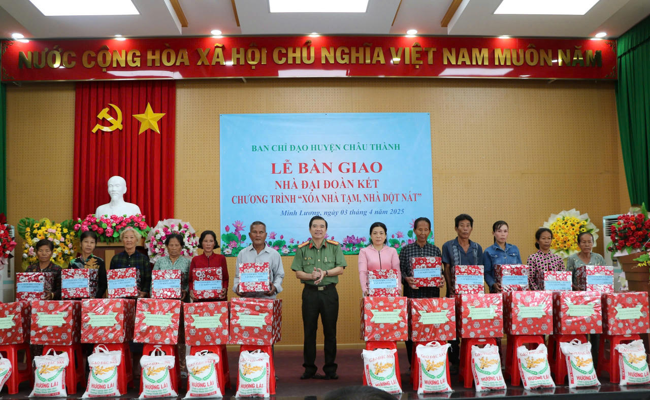 Kiên Giang: Bàn giao nhà đại đoàn kết cho 12 hộ gia đình nghèo, cận nghèo tại thị trấn Minh Lương